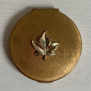 Vintage Stratton England Gold Tone Maple Leaf Powder Compact
